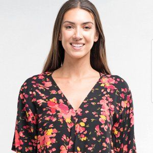 Vici LOVESTITCH floral Short Sleeve Blouse